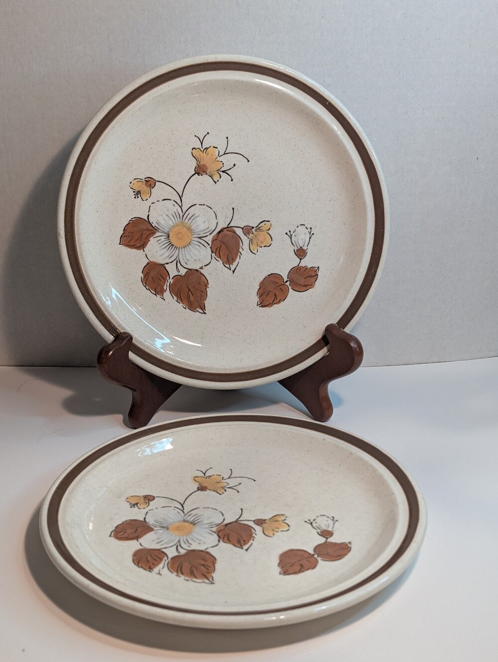 Two Forma-Stone stoneware piece, Salade Plate White And Yellow  Flowers.
